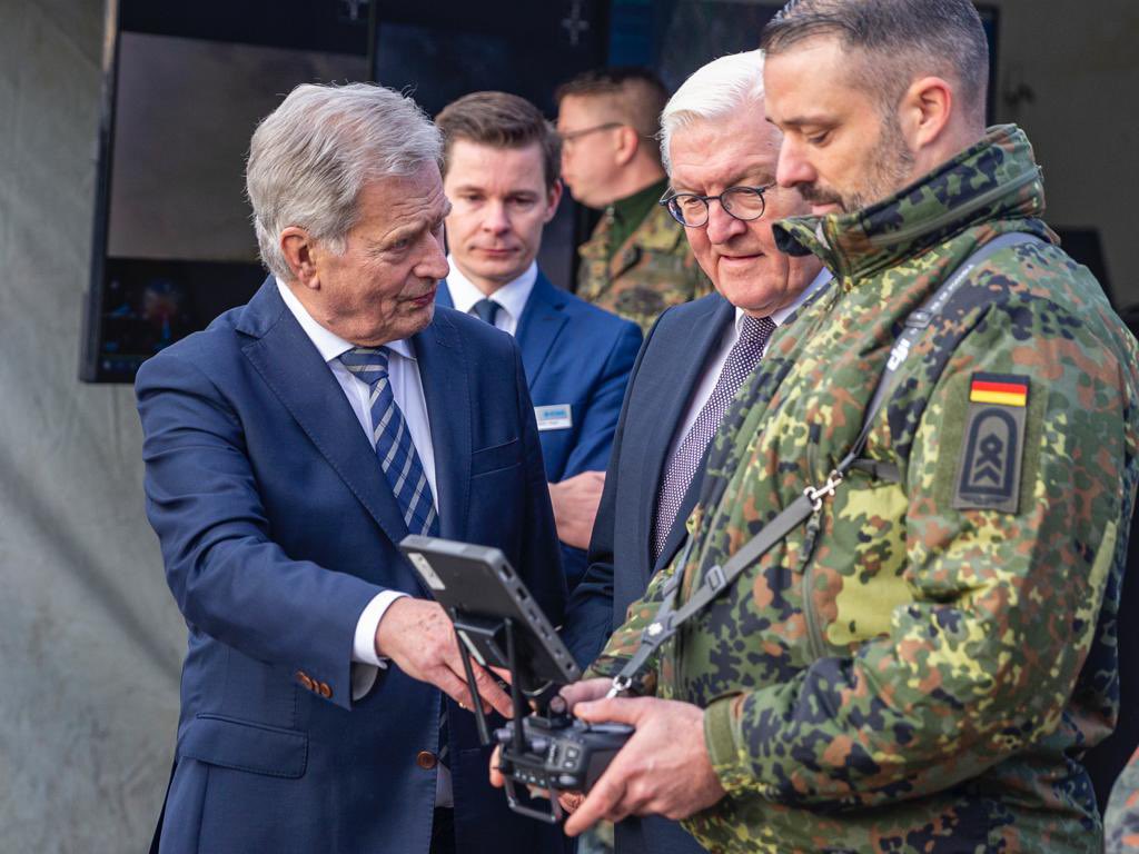 Team_Luftwaffe's tweet photo. Noch mehr Sicherheit vor Bedrohungen aus der Luft: Unsere Objektschützer nutzen das Abwehrsystem #ASUL gegen kleine unbemannte Luftfahrzeuge bereits erfolgreich. Bundespräsident Frank-Walter Steinmeier und der finnische Präsident @niinisto informieren sich heute dazu auf der Hardthöhe in Bonn. @BPrSprecherin