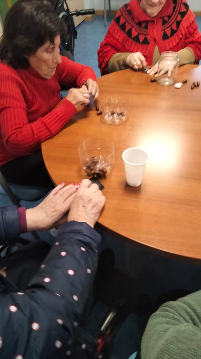 MiclaClaret's tweet photo. 🙌 En la #ResidenciaClaretGranada le dimos la bienvenida al otoño con un taller de semillas propias de esta época del año.
🧐 Trabajamos con bellotas para hacerlas germinar y poder trasplantarlas a la tierra, para lo que haremos otro taller. 
👉 Más: https://t.co/dAJ9nhG3j9 https://t.co/HjgpPqMZah