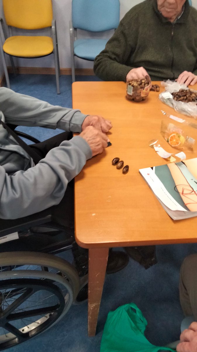 MiclaClaret's tweet photo. 🙌 En la #ResidenciaClaretGranada le dimos la bienvenida al otoño con un taller de semillas propias de esta época del año.
🧐 Trabajamos con bellotas para hacerlas germinar y poder trasplantarlas a la tierra, para lo que haremos otro taller. 
👉 Más: https://t.co/dAJ9nhG3j9 https://t.co/HjgpPqMZah