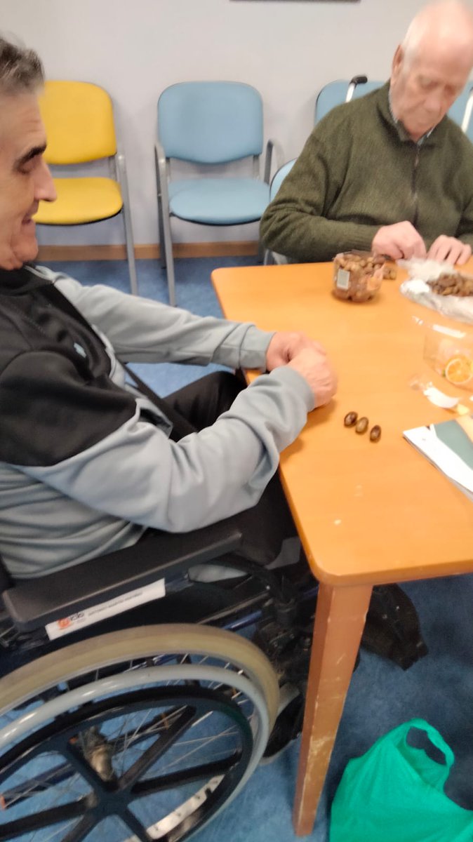 MiclaClaret's tweet photo. 🙌 En la #ResidenciaClaretGranada le dimos la bienvenida al otoño con un taller de semillas propias de esta época del año.
🧐 Trabajamos con bellotas para hacerlas germinar y poder trasplantarlas a la tierra, para lo que haremos otro taller. 
👉 Más: https://t.co/dAJ9nhG3j9 https://t.co/HjgpPqMZah