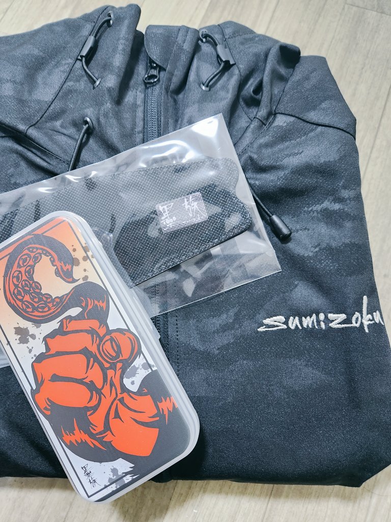 CHOKO4696's tweet photo. 墨族シェルパーカー届いた~!
前々から欲しかったのでセールを期に購入しました!
黒だから墨かけられても目立たなくてよき❗
#HARIMITSU
#墨族 https://t.co/IeMwJEAJkm