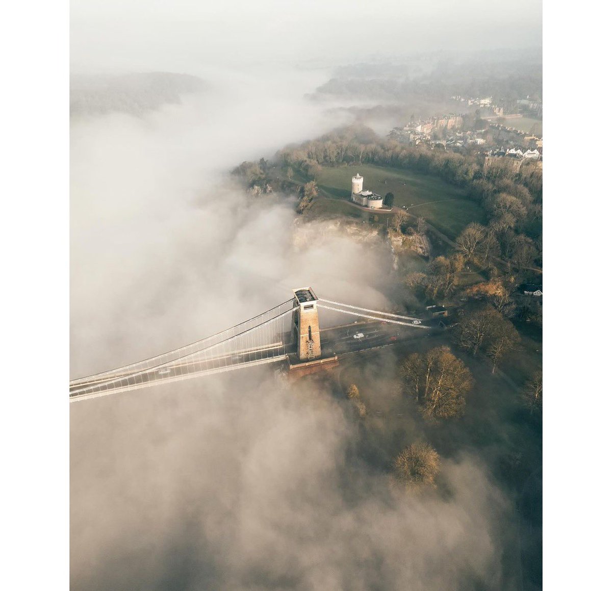 ↟ Can’t get much better than a beautiful misty morning. The sight of the fog filling the gorge and then drifting under the suspension bridge still blows my mind. Has anyone else noticed the autumn colours seem to be peaking right now? 👀 🍂 @eddcope 📸 #bristol