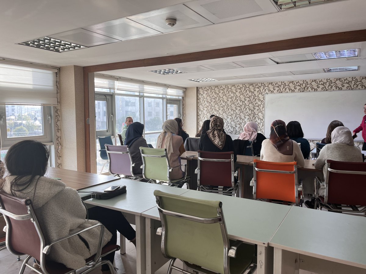 IgdirGM's tweet photo. Gençlik Merkezi  Müdürü Ahmet  KARACA, Eğitim Yönetim Sistemi (EYS) eğitmenleriyle değerlendirme toplantısı gerçekleştirdi.✍️📝🖋️👩‍🏫🧑‍🏫🖊️ https://t.co/XWPleB1vat