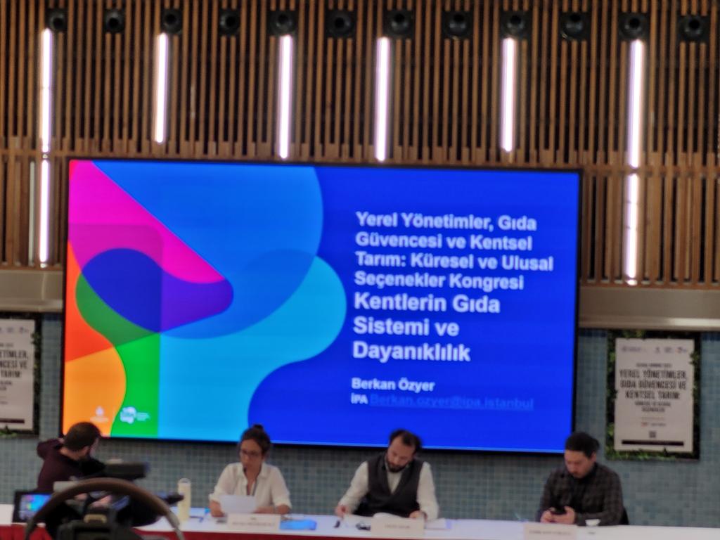 MelekToprak_'s tweet photo. 🌾🌾Yerel yönetimler, gıda güvencesi  ve kentsel tarım üzerine kongreden. Panelistlerin değerli paylasimlari ile yesil dönüşüm yaşadık ☺️🌐🍀 @ipaistanbul @ibb_kultur @ibbtvcanli @berkanozyer https://t.co/rjGzCtEeoO