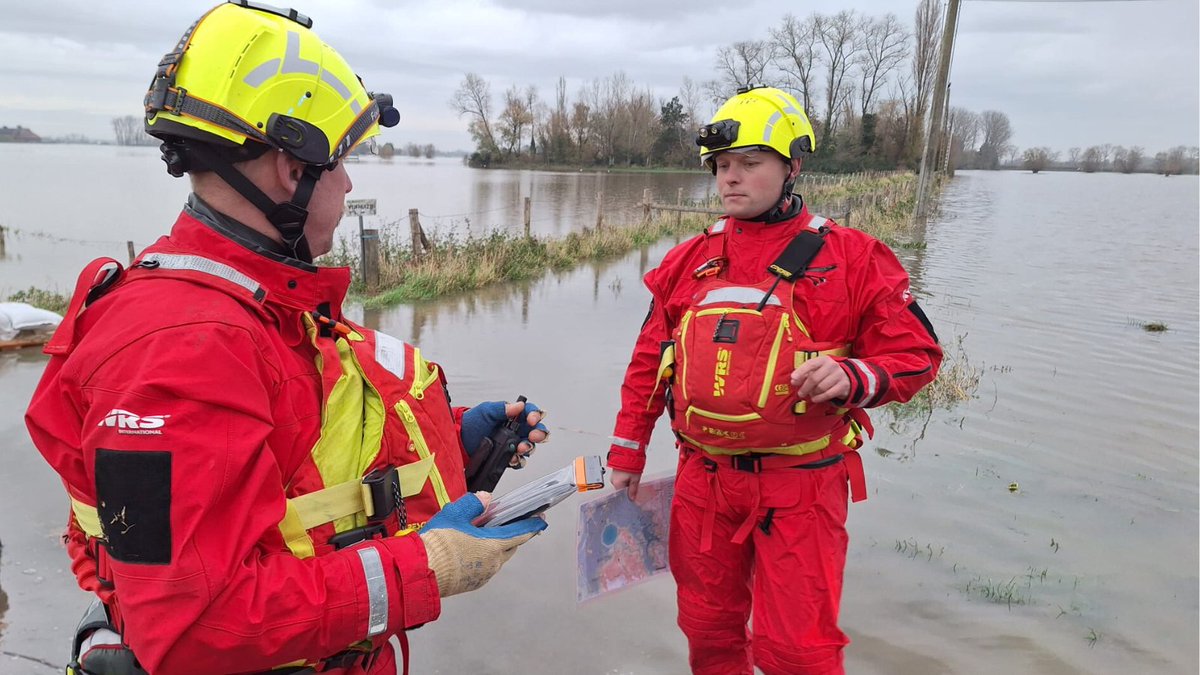 Ons oppervlaktereddingsteam blijft voorlopig stand-by bij <a href="/Brw_Westhoek/">Brandweer Westhoek</a>. Maar ondertussen zitten ze niet stil... Samen met de collega's van <a href="/BwRivierenland/">Brandweerzone Rivierenland</a> verkennen ze de omgeving, informeren ze zich over de lokale situatie en houden ze het waterpeil mee in de gaten. #samensterk