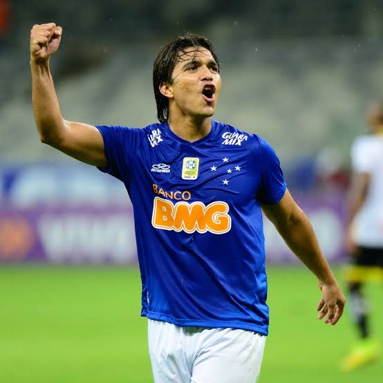 Noitedecopa's tweet photo. 🦊🎯 Top 10 artilheiros do Cruzeiro no século XXI !! 

Post - 4

1️⃣ Fred - 78 Gols ⚽ 
2️⃣ Wellington Paulista - 75 Gols ⚽ 
3️⃣ Alex - 64 Gols ⚽ 
4️⃣ Marcelo Moreno - 53 Gols ⚽ 
5️⃣ Arrascaeta - 50 Gols ⚽ 
6️⃣ Thiago Ribeiro - 49 Gols ⚽ 
7️⃣ Thiago Neves - 41 Gols ⚽ 
8️⃣ Willian Bigode - 40 Gols ⚽ 
9️⃣ Ricardo Goulart - 38 Gols ⚽ 
🔟 Kleber Gladiador - 38 Gols ⚽

Siga a série : #Século21NC

📰 Noite de Copa | Mateus Alcântara |Dep. De Estatística

🖥️ Curtiu esse conteúdo? Então segue nós e acompanhe nosso trabalho!

#NoitedeCopa #LukeKane #Cruzeiro #raposa #artilheirosdocruzeiro
