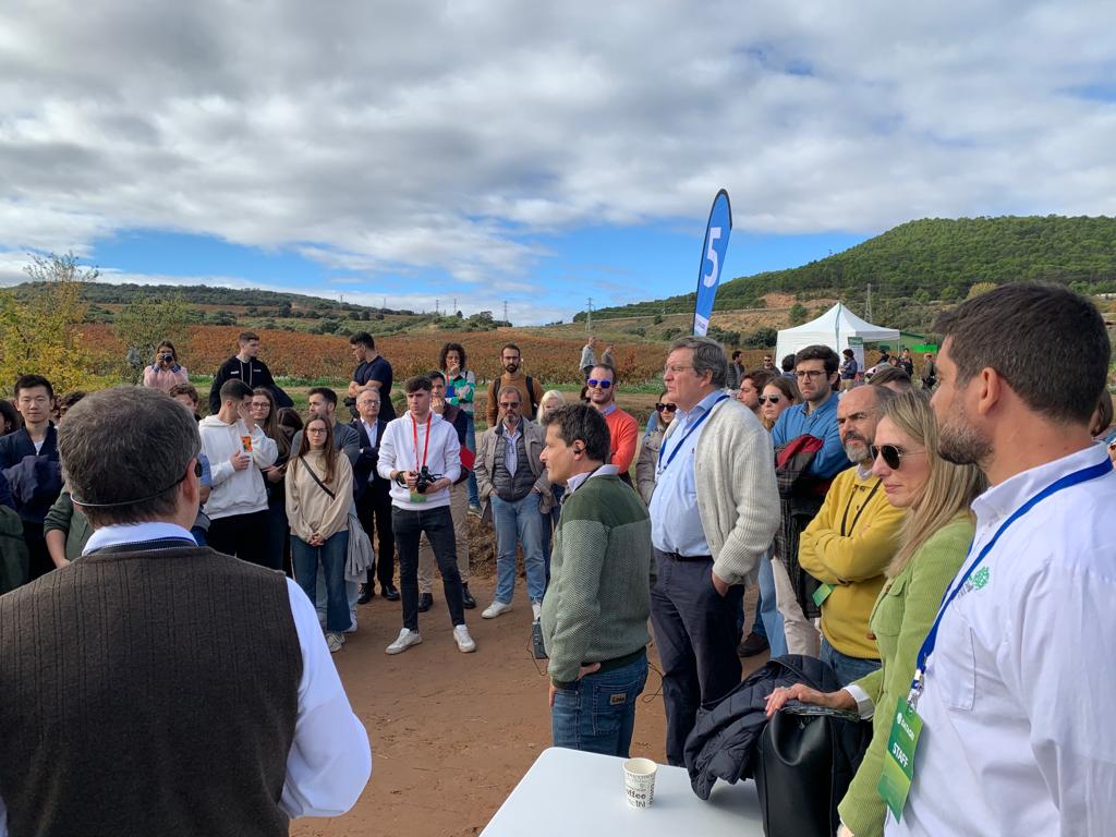 expertoAP_upm's tweet photo. El taller del Centro de Competencias Digitales "Viñedo conectado" demuestra la integración de tecnologías de #agriculturadeprecisón y recomendaciones prácticas para el productor. @mapagob @La_UPM @ETSIAMCordoba @ForoDatAgri @greenfield_agri @PlantaeGarden  @CSIC @Auravant_ES https://t.co/PqXp4ZfjiT