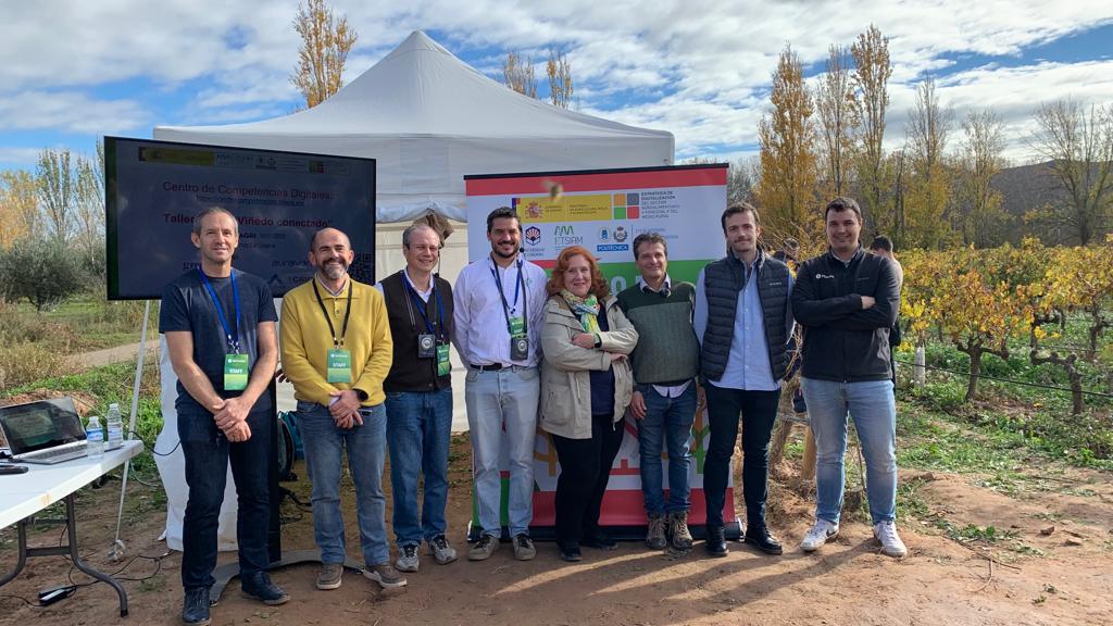 expertoAP_upm's tweet photo. El taller del Centro de Competencias Digitales "Viñedo conectado" demuestra la integración de tecnologías de #agriculturadeprecisón y recomendaciones prácticas para el productor. @mapagob @La_UPM @ETSIAMCordoba @ForoDatAgri @greenfield_agri @PlantaeGarden  @CSIC @Auravant_ES https://t.co/PqXp4ZfjiT