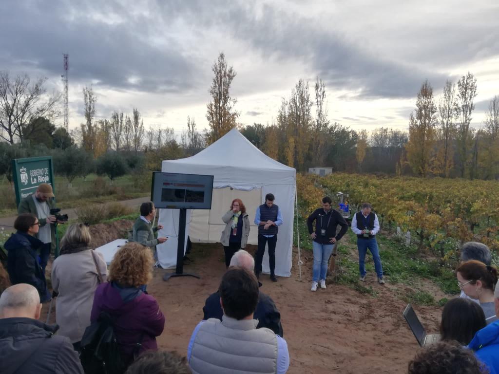 expertoAP_upm's tweet photo. El taller del Centro de Competencias Digitales "Viñedo conectado" demuestra la integración de tecnologías de #agriculturadeprecisón y recomendaciones prácticas para el productor. @mapagob @La_UPM @ETSIAMCordoba @ForoDatAgri @greenfield_agri @PlantaeGarden  @CSIC @Auravant_ES https://t.co/PqXp4ZfjiT