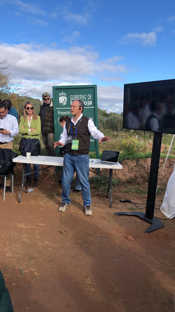 expertoAP_upm's tweet photo. El taller del Centro de Competencias Digitales "Viñedo conectado" demuestra la integración de tecnologías de #agriculturadeprecisón y recomendaciones prácticas para el productor. @mapagob @La_UPM @ETSIAMCordoba @ForoDatAgri @greenfield_agri @PlantaeGarden  @CSIC @Auravant_ES https://t.co/PqXp4ZfjiT
