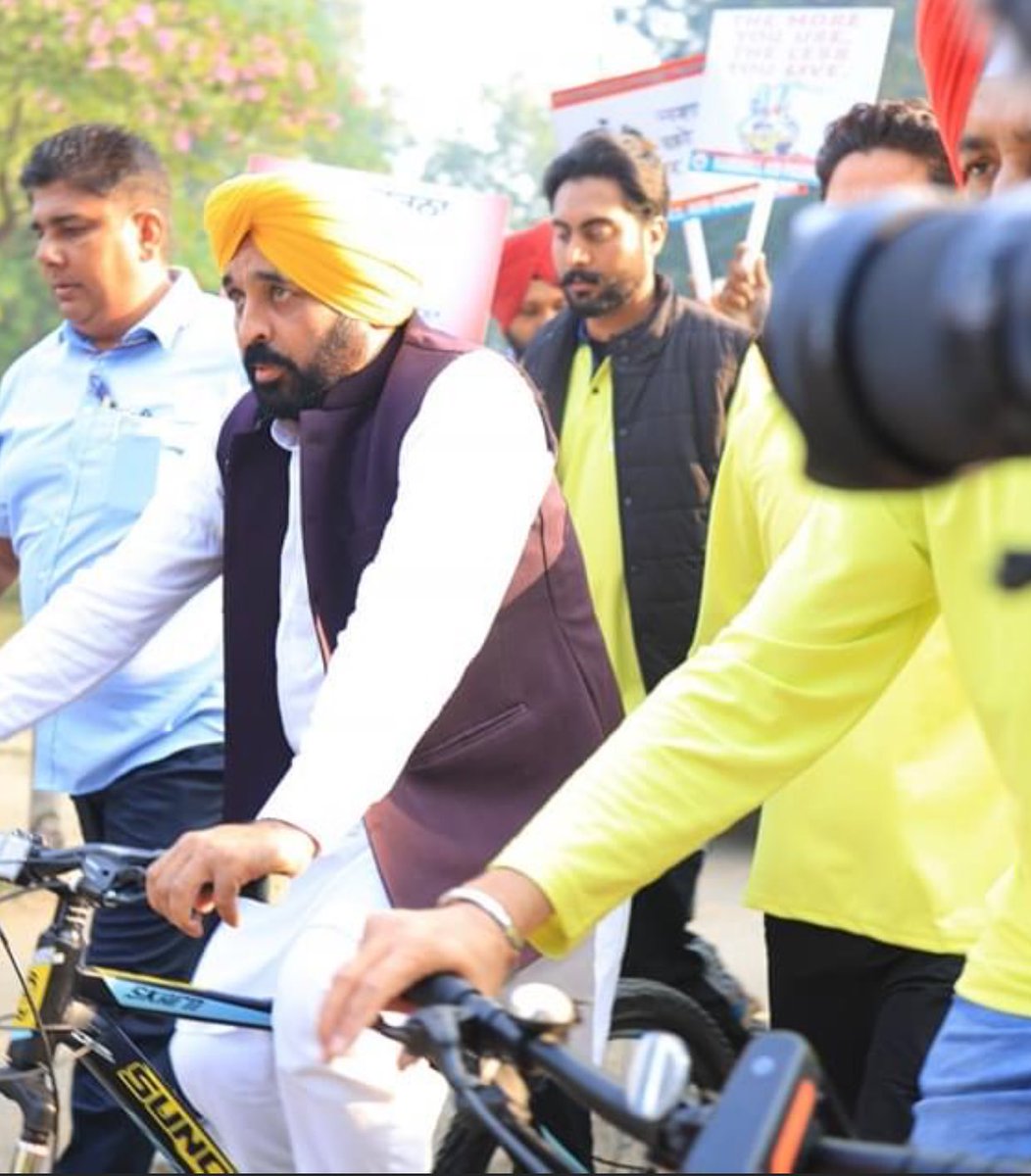 ManikGoyal_'s tweet photo. The ground reality of drugs in Punjab is vastly different from the ads of @AamAadmiParty 

As per reports,Today 2 brothers Rahul & Susheel from Abohar d!ed due to overdöse of Chitta (synthetic drug). Every day, numerous youths are losing their lives because of these synthetic drugs.

@ArvindKejriwal gave guarantee to Punjabis before the elections that if AAP came to power, they would eradicate drugs in Punjab within 3 Months. However, the drug problem has worsened,leading to daily crimes such as attacks & robberies.

Meanwhile CM @BhagwantMann is busy with "Cycle rallies" to combat drugs instead of implementing concrete solutions. 

CM @BhagwantMann led AAP Govt is more focused on PR & advertisements than tackling the actual problems, reflecting the irony of Punjab.

#Drugs #Punjab #Chitta