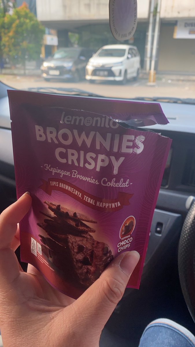 dabezt1987's tweet photo. Tadi beli inih di indomaret!!! Trus enggak sabar di mobil langsung makan dannnn Sumpah inih enak banget!!!! Pengen cobain yg keju tapi enggak nemu deh. #browniescrispy #lemonilo 👍👍👍👍👍😍😍😍😍😍 https://t.co/9bxczvO8ud
