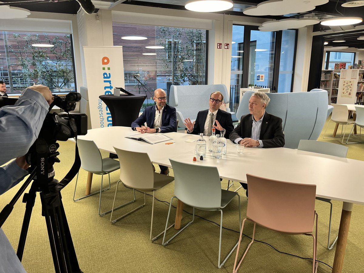 Op Campus Sint-Amandsberg hebben Vlaams minister van Onderwijs <a href="/BenWeyts/">Ben Weyts</a>, <a href="/vandewalle_marc/">Marc Vandewalle</a> namens de <a href="/VLHORA_nieuws/">Vlaamse Hogescholenraad</a> en <a href="/DanckaertJan/">Jan Danckaert</a> namens de <a href="/VLIRnws/">VLIR</a> een engagementsverklaring ondertekend om samen te zorgen voor meer #onderwijskwaliteit. <a href="/ArteveldehsGent/">Arteveldehogeschool</a>