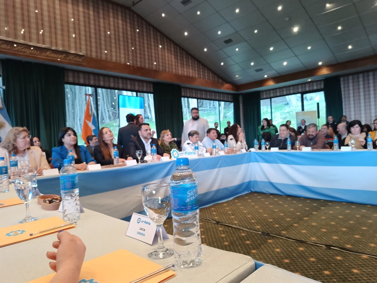 APDFApuertosOK's tweet image. Compañeros de la Seccional Atlántico Sur - Tierra del Fuego junto a dirigentes sindicales, políticos y sociales firmaron un documento de unidad en apoyo a la fórmula presidencial Massa-Rossi.
Para defender la educación pública, la salud, el trabajo, la industria y la soberanía.