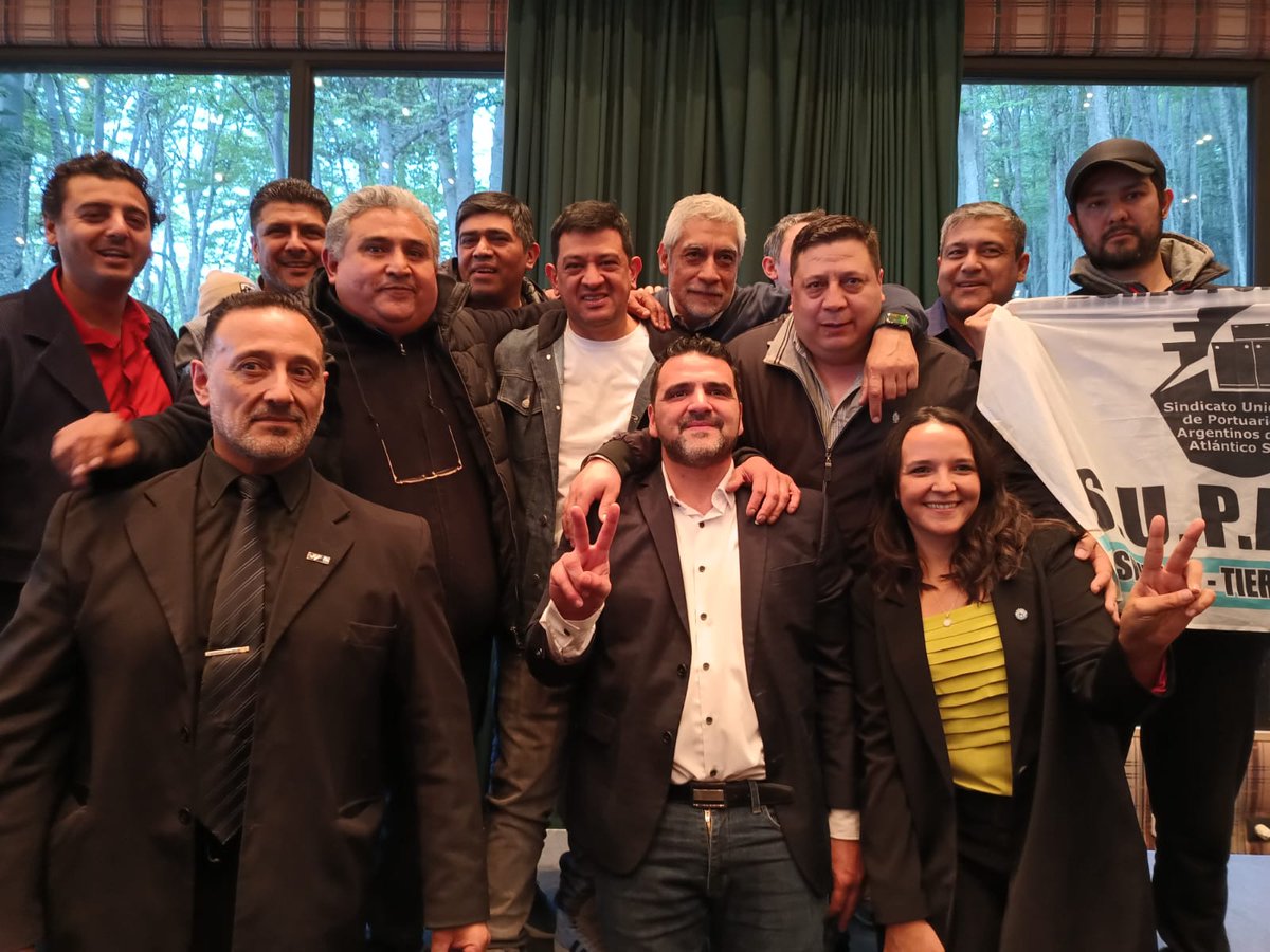APDFApuertosOK's tweet image. Compañeros de la Seccional Atlántico Sur - Tierra del Fuego junto a dirigentes sindicales, políticos y sociales firmaron un documento de unidad en apoyo a la fórmula presidencial Massa-Rossi.
Para defender la educación pública, la salud, el trabajo, la industria y la soberanía.