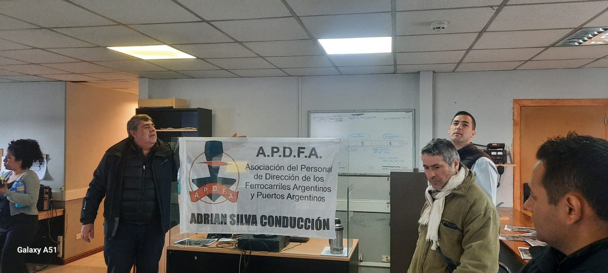 APDFApuertosOK's tweet image. Compañeros de la Seccional Atlántico Sur - Tierra del Fuego junto a dirigentes sindicales, políticos y sociales firmaron un documento de unidad en apoyo a la fórmula presidencial Massa-Rossi.
Para defender la educación pública, la salud, el trabajo, la industria y la soberanía.