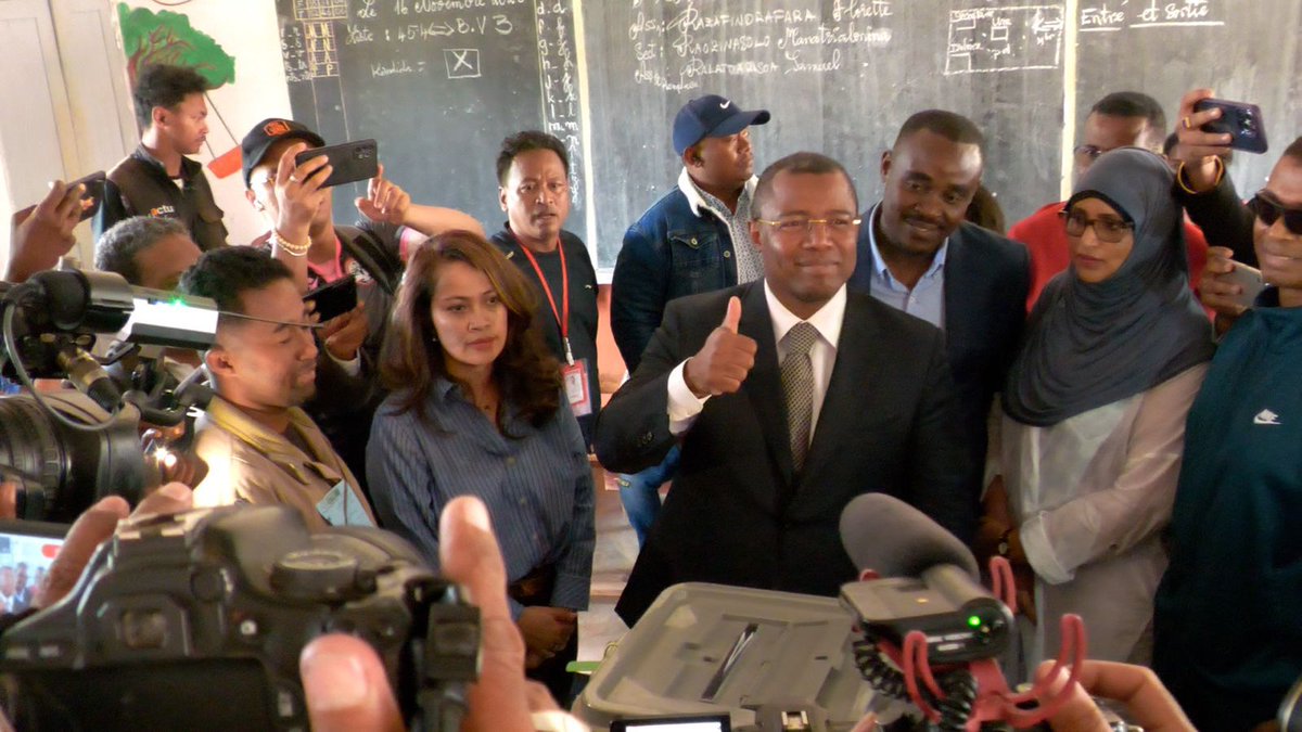 Cleophasmalala's tweet photo. ccompanied the Social Democratic Party of Madagascar Presidential candidate Hon.Siteny Randrianasoloniaiko, to cast his vote in the ongoing Madagasca Presidential Elections. 
#KaziNiKazi
#LeadershipBeyondBorders
#UDAParty https://t.co/31GuYBVBvZ