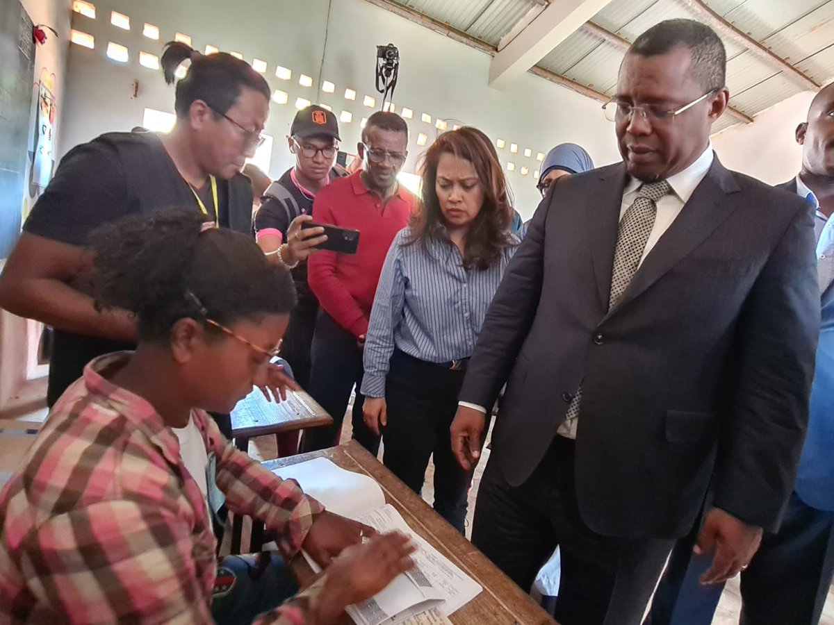 Cleophasmalala's tweet photo. ccompanied the Social Democratic Party of Madagascar Presidential candidate Hon.Siteny Randrianasoloniaiko, to cast his vote in the ongoing Madagasca Presidential Elections. 
#KaziNiKazi
#LeadershipBeyondBorders
#UDAParty https://t.co/31GuYBVBvZ