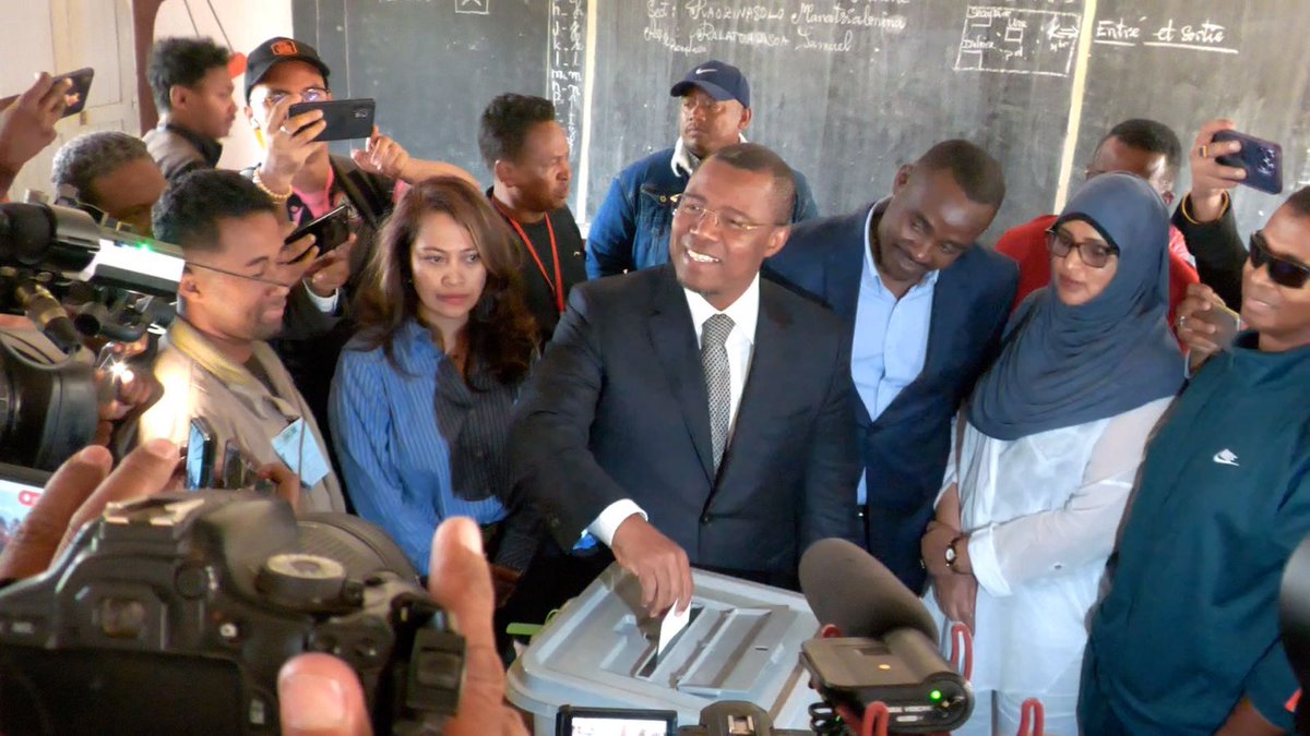 Cleophasmalala's tweet photo. ccompanied the Social Democratic Party of Madagascar Presidential candidate Hon.Siteny Randrianasoloniaiko, to cast his vote in the ongoing Madagasca Presidential Elections. 
#KaziNiKazi
#LeadershipBeyondBorders
#UDAParty https://t.co/31GuYBVBvZ