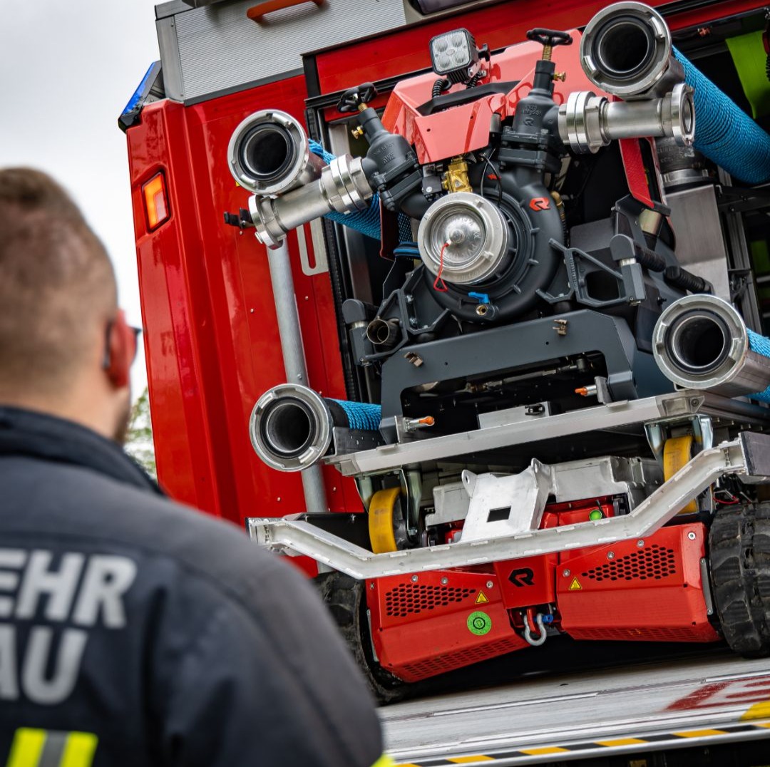 RosenbauerUK's tweet photo. Rely on the Rosenbauer RTE ROBOT for a professional response to outdoor emergencies. It's off-road proficiency grants access to remote locations, demonstrating dedication to serious and effective emergency intervention.  Follow link in bio to find out more 🔗

#firefighter https://t.co/qoekW06TW8