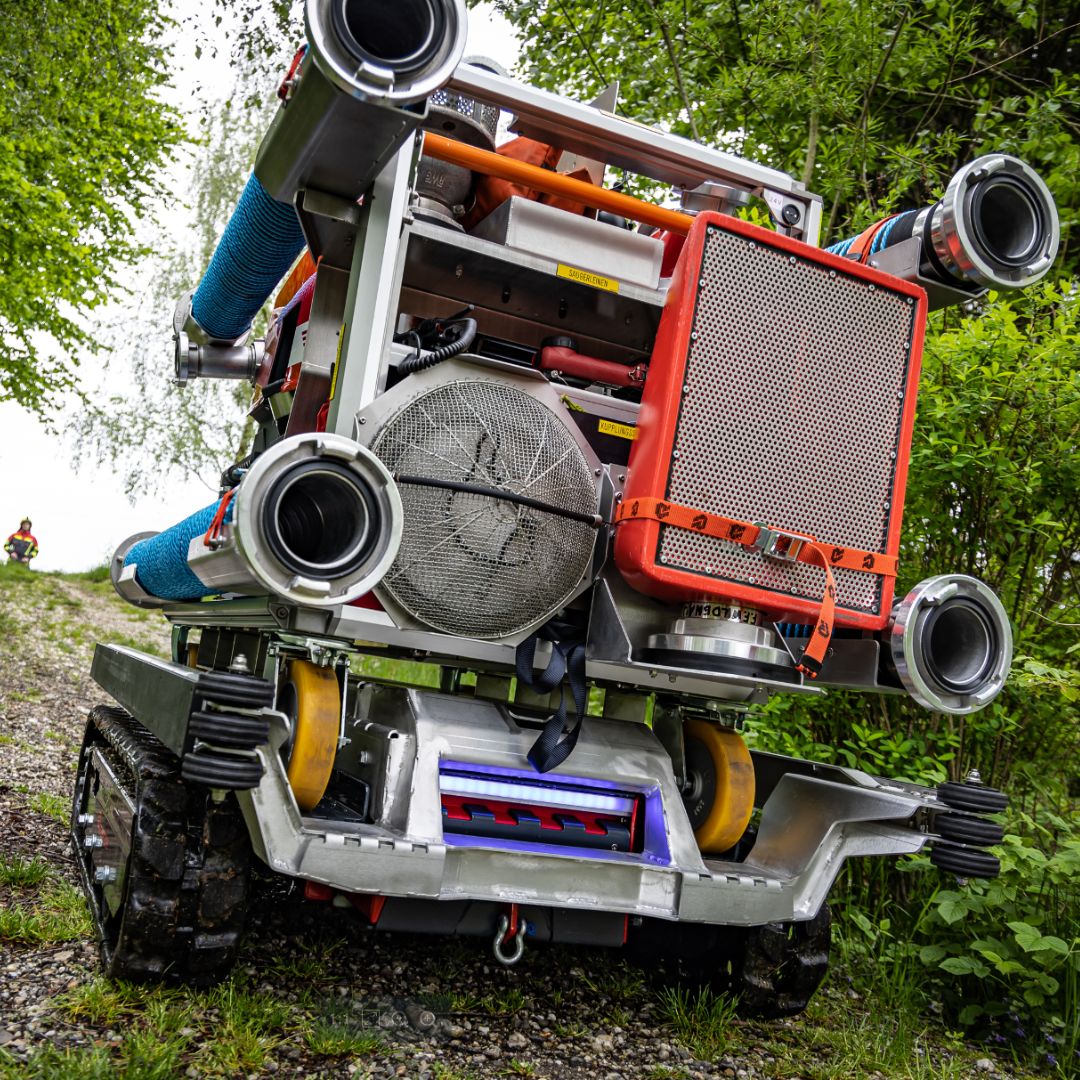 RosenbauerUK's tweet photo. Rely on the Rosenbauer RTE ROBOT for a professional response to outdoor emergencies. It's off-road proficiency grants access to remote locations, demonstrating dedication to serious and effective emergency intervention.  Follow link in bio to find out more 🔗

#firefighter https://t.co/qoekW06TW8