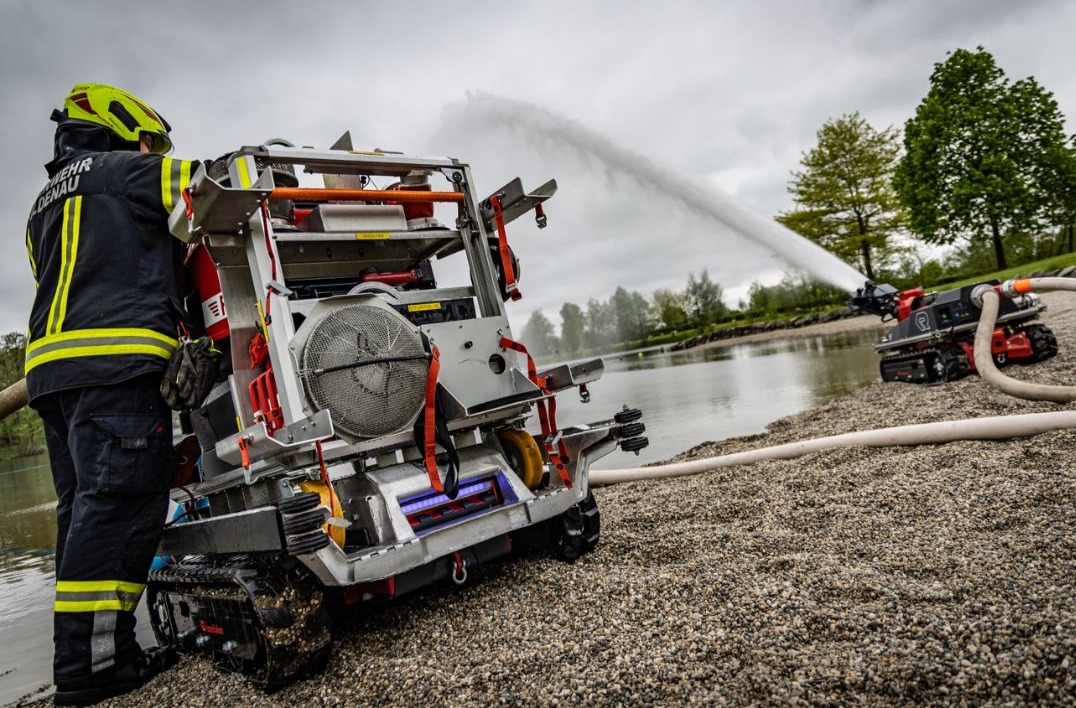 RosenbauerUK's tweet photo. Rely on the Rosenbauer RTE ROBOT for a professional response to outdoor emergencies. It's off-road proficiency grants access to remote locations, demonstrating dedication to serious and effective emergency intervention.  Follow link in bio to find out more 🔗

#firefighter https://t.co/qoekW06TW8