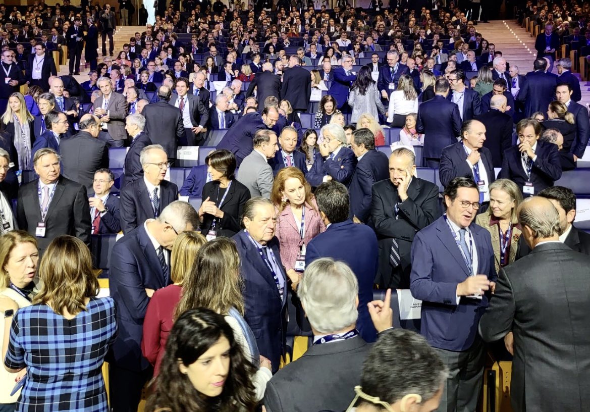 LomanaGloria's tweet photo. Exitazo de la convocatoria de #QuieroCorredor 👏para urgir al corredor del Mediterráneo.
🔺25 años de retraso
🔺promesas incumplidas 
🔺Nos jugamos el futuro”
🔺1.800 empresarios/as pidiendo que finalicen ya las obras.

Un honor reclamar este movimiento junto a Juan Roig @Mercadona, @agaramendil @CEOE_ES y Mariló Dancausa @bankinter, Josep Oliu @BancoSabadell y tantos #líderes referentes 🙌