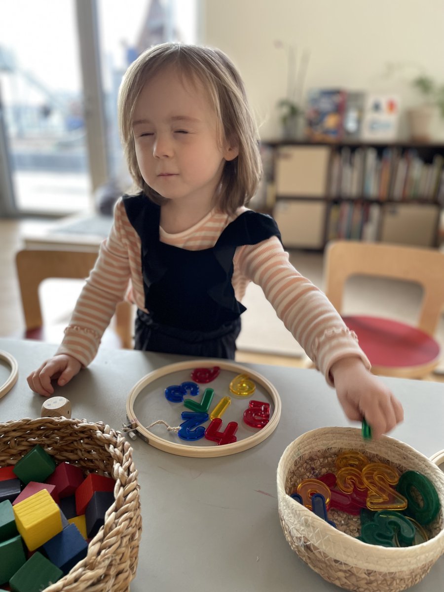CISDK's tweet image. Once upon a wonderful school day, at CIS, three young learners sat down together at the math table and invented a game. It all started with small wooden blocks, circles and colourful plastic numbers. 

#reggioinspired #pypmath #earlylearning #mathliteracy