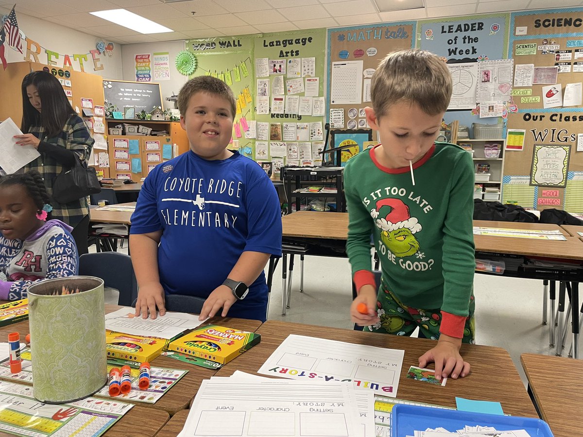 Bethanncarp01's tweet photo. Literacy Night at CRE had many budding authors busy building stories with choosing a setting, character and event! #LISDOne #CRELeads https://t.co/lnsrGwrm1w