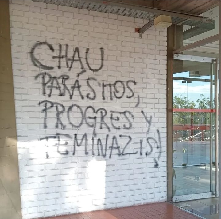 PrinciPreto's tweet photo. Así amanecimos por acá... Militantes de #Milei atacan la Facultad de Ciencias Políticas y Sociales de la #UNCUYO en #Mendoza. 

#NoAMilei #NoAMileiSiALaArgentina https://t.co/vNUXlmEJeg