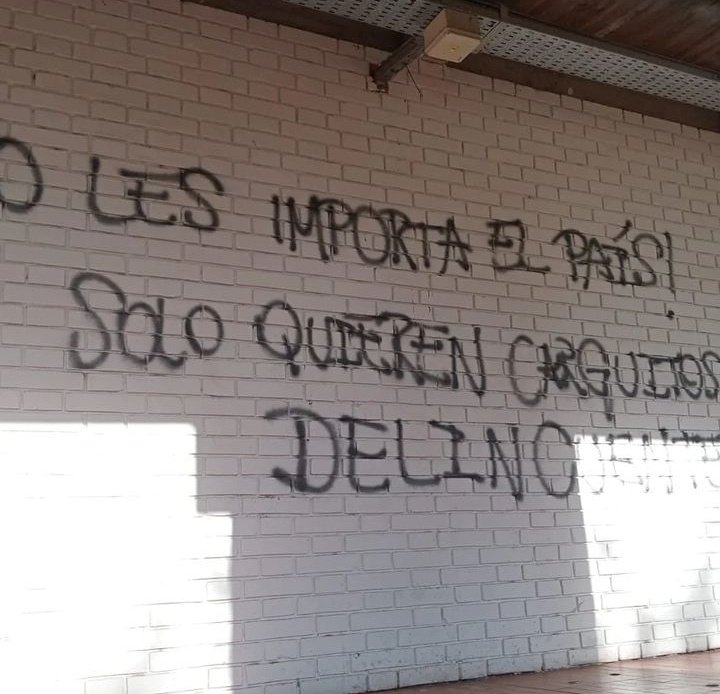 PrinciPreto's tweet photo. Así amanecimos por acá... Militantes de #Milei atacan la Facultad de Ciencias Políticas y Sociales de la #UNCUYO en #Mendoza. 

#NoAMilei #NoAMileiSiALaArgentina https://t.co/vNUXlmEJeg