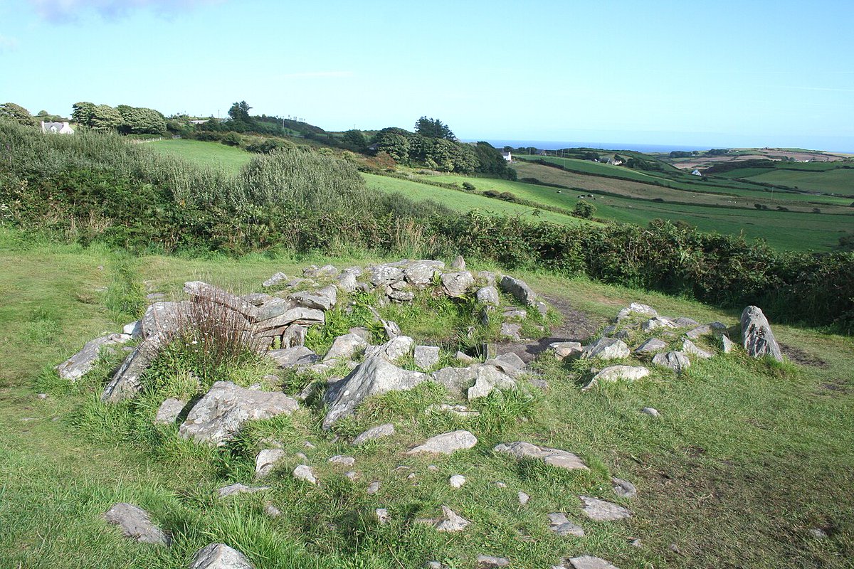 Educo_gratis's tweet photo. El círculo de piedra de Drombeg muestra la forma típica que estos megalitos tuvieron en el sur de #Irlanda 

Excavada en 1957, apareció la urna de un adolescente en su centro, petroglifos sexuales y restos de dos cabañas cercanas. estuvo en uso hasta el siglo V de nuestra era. https://t.co/DjxmO51ln8