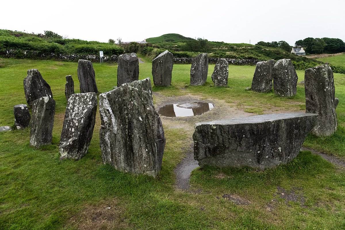 El círculo de piedra de Drombeg muestra la forma típica que estos megalitos tuvieron en el sur de #Irlanda 

Excavada en 1957, apareció la urna de un adolescente en su centro, petroglifos sexuales y restos de dos cabañas cercanas. estuvo en uso hasta el siglo V de nuestra era.