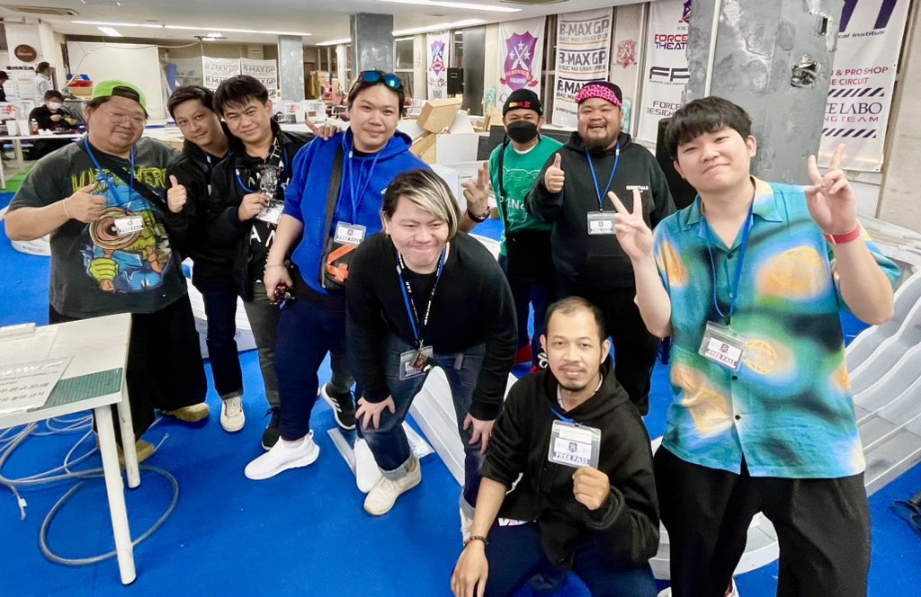 forcelabo's tweet photo. 【今日も複数台！？】

昨日に続いて、本日はタイ🇹🇭よりミニ四駆ショップ『Blacktuners Thailand 』代表のアピワトさんと、『DarkSide mini4wd&amp;hobby 』代表のノトさん率いるタイ代表団がご来所‼️

新設のウィンターレイアウトを颯爽とかっ飛ばしていましたww

皆様ご武運を〜
#フォースラボ
#ミニ四駆 https://t.co/Jm58iCi84b