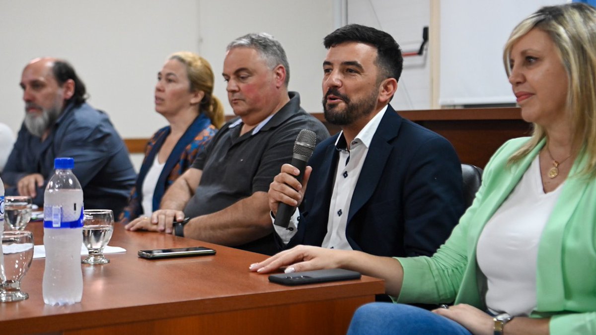 Desde @AgriculturaAR junto a la Subsecretaría <a href="/milabarbieri/">Milagros Barbieri</a> y el Director <a href="/FernandoRizza/">Fernando Rizza</a> en el salón de <a href="/AFASCL/">AFA SCL</a> se firmaron 3 proyectos de #AgroPyMesSustentables y 4 disposiciones del #PROBIAAR en la provincia de #SantaFe

<a href="/JuanjoBahillo/">Juan José Bahillo</a>
@sacnun 
<a href="/dariomarinozzi/">Dario Marinozzi</a> 
<a href="/carrizome/">María Eugenia Carrizo</a> 

👇