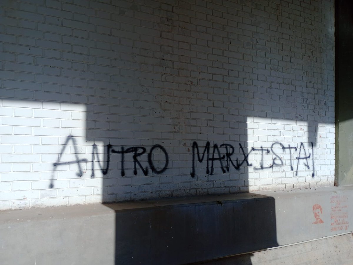 grcarmonac's tweet photo. Cierre de campaña de LLA en #Mendoza: así amaneció la Facultad de Ciencias Políticas y Sociales de la UNCUYO. Son nostálgicos de la larga noche oscura de la Argentina, son odiadores seriales.
Que no nos amedrenten. Que viva la democracia. https://t.co/vYCRxHjOfU