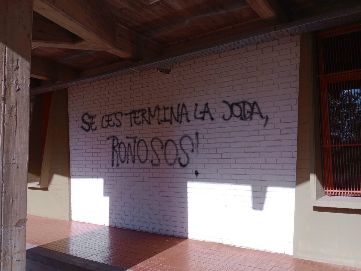 grcarmonac's tweet photo. Cierre de campaña de LLA en #Mendoza: así amaneció la Facultad de Ciencias Políticas y Sociales de la UNCUYO. Son nostálgicos de la larga noche oscura de la Argentina, son odiadores seriales.
Que no nos amedrenten. Que viva la democracia. https://t.co/vYCRxHjOfU