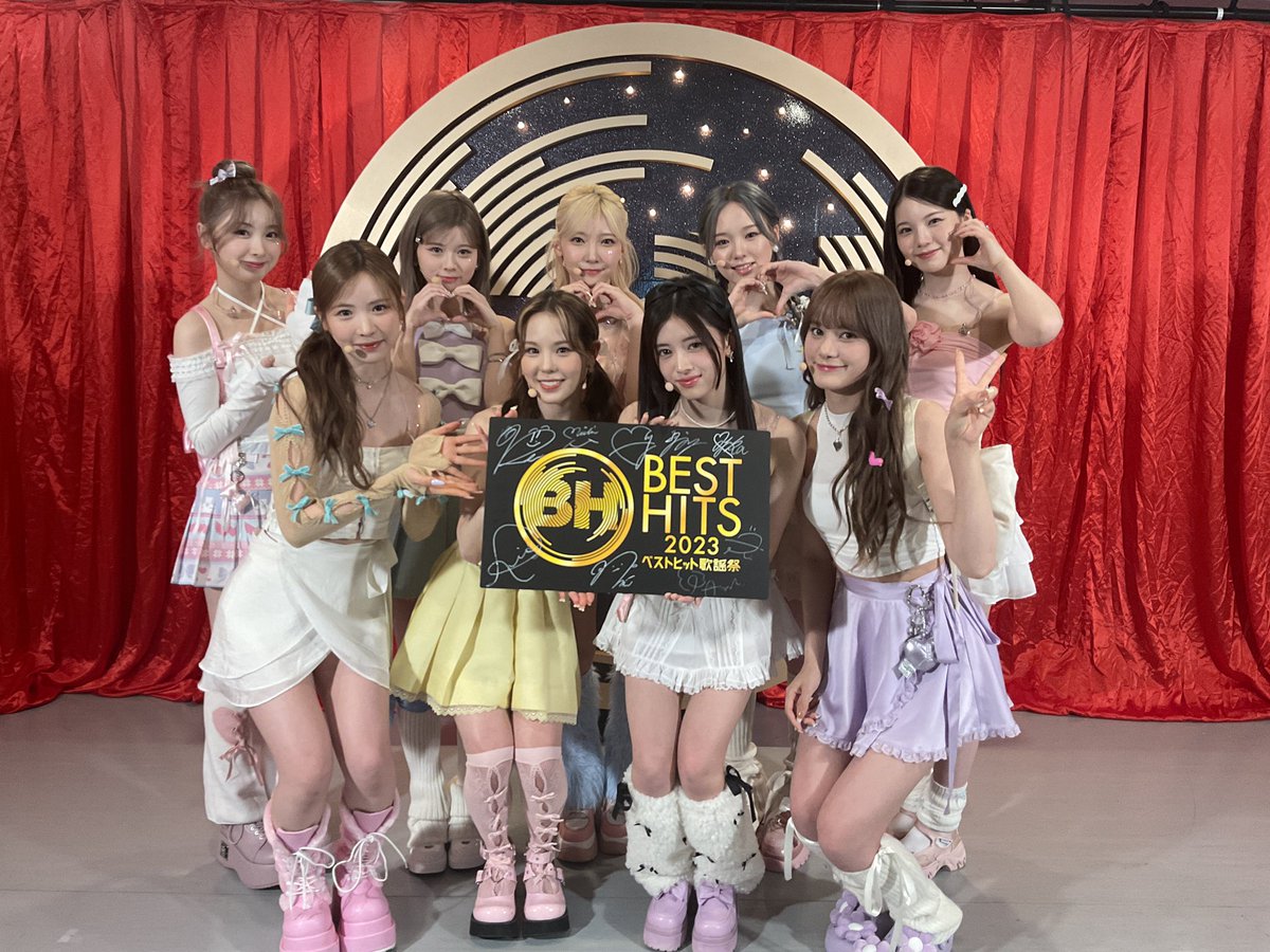 besthitskayosai's tweet photo. #NiziU さん
素敵なステージを
ありがとうございました😊
╰━ｖ━━━━━━━╯
　📡📺🎶

感想は
#ベストヒット歌謡祭 で🙏

データ放送中の🎁企画で、
こちらのサインボードが当たる
🎈#ベストヒットバルーン🎈実施中📢

👉リモコンのdボタンから🎮🔥 https://t.co/wroAQvsNbn