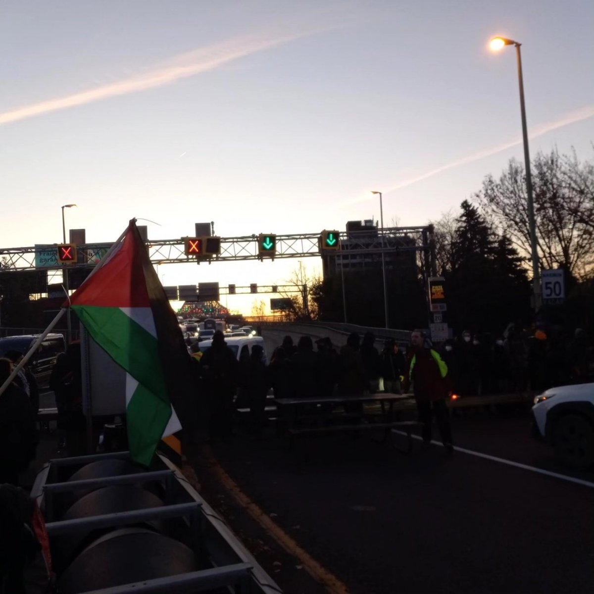 hussansk's tweet photo. HAPPENING NOW!
#Montreal
JOIN IN
Jacques-Cartier Bridge
IMMEDIATE SUPPORT NEEDED
PLEASE SHARE

#FreePalestine https://t.co/Bxf1zfxuCZ