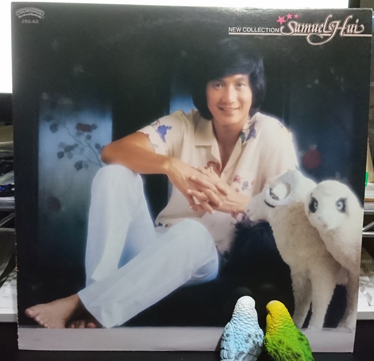 KuniyanBudgie's tweet photo. #自分が持ってるレアだと思う円盤を晒せ 

#NowPlaying #なうぷれ 
#許冠傑 🇭🇰 《NewCollection》 (1982🇯🇵)

映画「摩登保鏢」の日本公開に合わせて編集されたと思しき日本盤LP。原盤は映画のサントラのはず。
香港ポップスの原盤など容易に入手できる時代ではなく、ありがたかったのは確か。

#SamHui https://t.co/mEMcQ14I9t