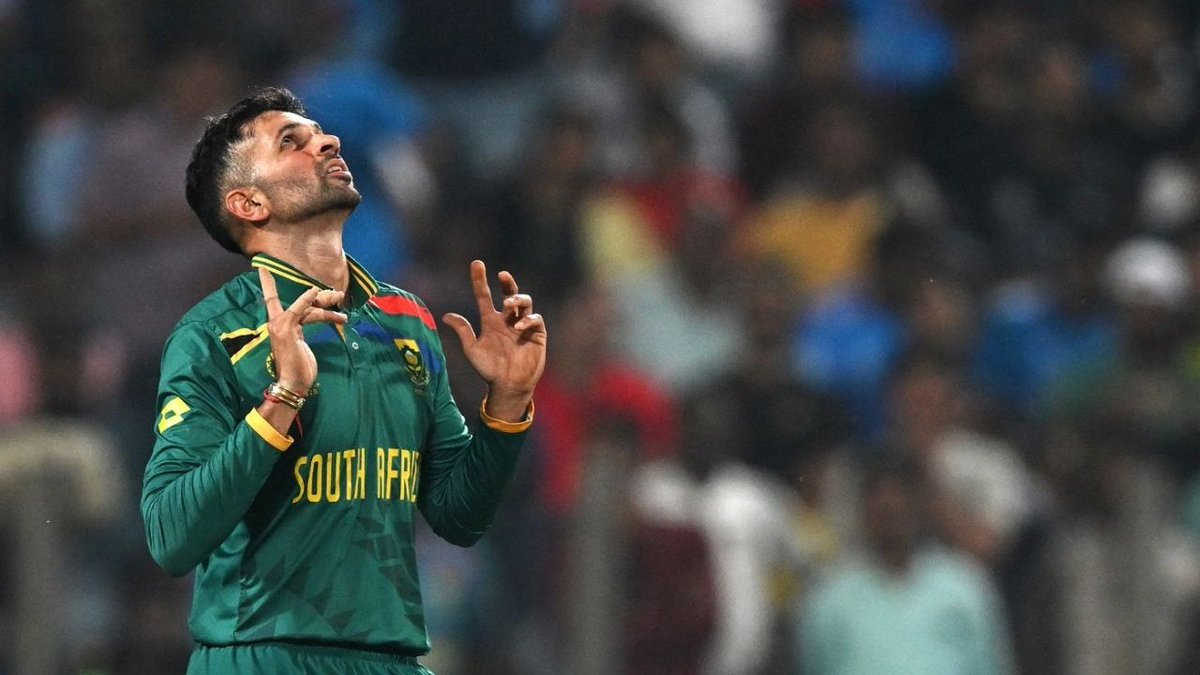 Nit1508's tweet image. Keshav Maharaj, Tabrez Shamsi, and Aiden Markram – the spin trio holding the key to SA&apos;s bowling brilliance. They need to spin a web from ball 1 to restrict AUS. 🕸️🏏 #SpinMagic 
#SAvsAUS