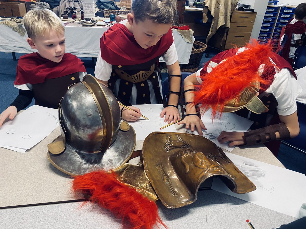 PatPriAcad's tweet photo. History comes to life with #histroicalinterpretations. What a great day in Year here at Patrington Primary CE Academy. We explored artefacts, tried on armour and learned so many new facts about the Roman Empire and its influence on the world! #pat4history #pathistory https://t.co/EQGZpu2bAS