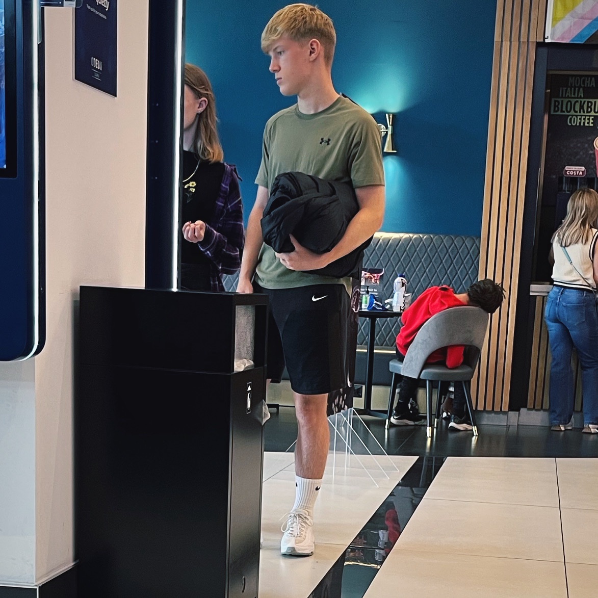 CockGoblinn's tweet photo. Lad in shorts https://t.co/W5uKOG0m87