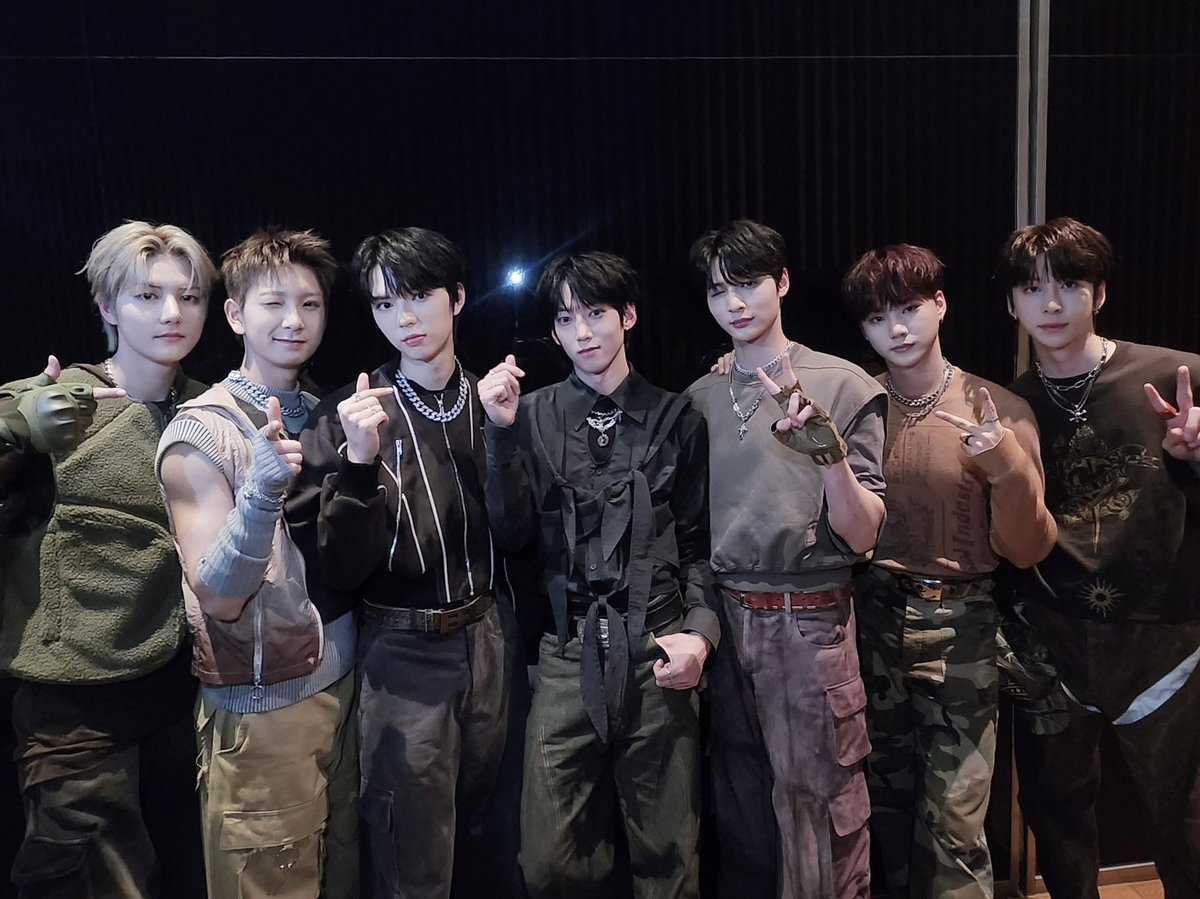 _AMPERSANDONE_'s tweet photo. [📸] 231116 Mnet 엠카운트다운

앰퍼샌드원 데뷔 첫방 보고드립니다🥳
시작을 함께해 주신 여러분, 이번 활동도 앰퍼샌드원과 함께 On on On And On!💙

Reporting AMPERS&amp;ONE's first debut stage🥳
Let's go with AMPERS&amp;ONE On on On And On!💙

#앰퍼샌드원 #AMPERSANDONE #OnAndOn https://t.co/Vpa2IXvR4r