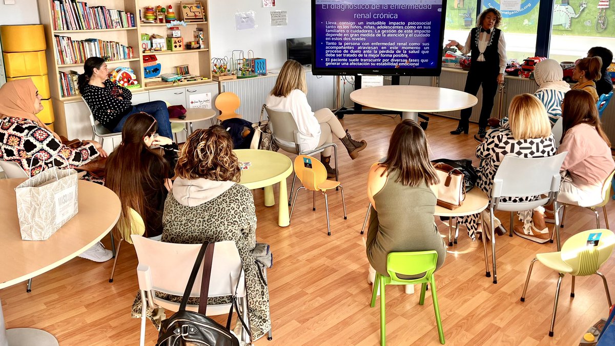 Un grupo de #espiasrenales han visitado el @HospitalUVRocio, buscando pistas y realizando pruebas que mejoren la salud de sus riñones… Gracias a @alcergiralda por la organización y a los padres y niños de nefro por su participación e ilusión @pediatriaHUVR