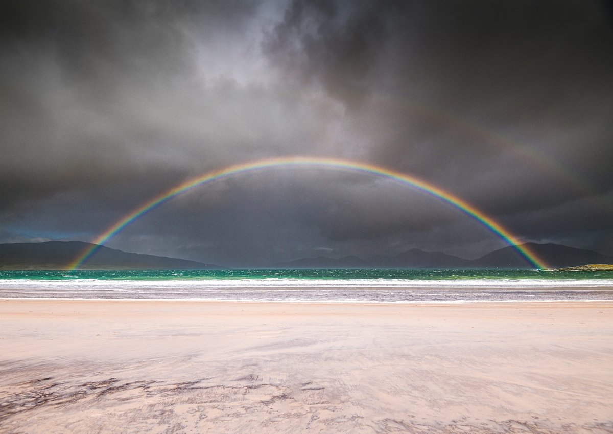 𝕋ℝ𝔸𝕀𝔾ℍ ℝ𝕆𝕊𝔸𝕄𝕆𝕃, 𝕀𝕊𝕃𝔼 𝕆𝔽 ℍ𝔸ℝℝ𝕀𝕊
A hit &amp; run job. Wind was blasting sand into places sand shouldn't be &amp; all the campervans &amp; dogs don't make it conducive to photography
A location now to avoid 😒

#traigrosamol #harris #scotland #luskentyre #hebrides