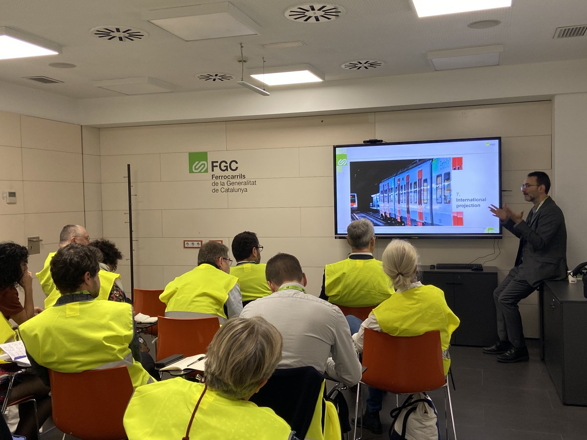 📸 Membres de l'agrupació <a href="/GART_officiel/">GART</a> han visitat el Centre d'Operacions de Rubí de #Ferrocarrils, on han conegut el Centre de Comandament Integrat, la nau de trens històrics i els tallers. Els ha rebut el director de Planificació Estratègica i Prospectiva d'#FGC, <a href="/CCEsplugas/">Carles Casas Esplugas</a>