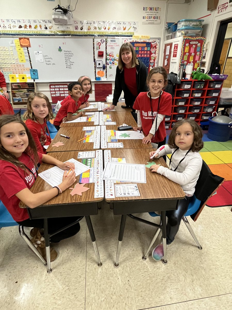 BoozDebbie's tweet photo. Celebrating gratitude in our Gator Groups. #tgproud #tollgategrammar https://t.co/C4BkOTyE1N