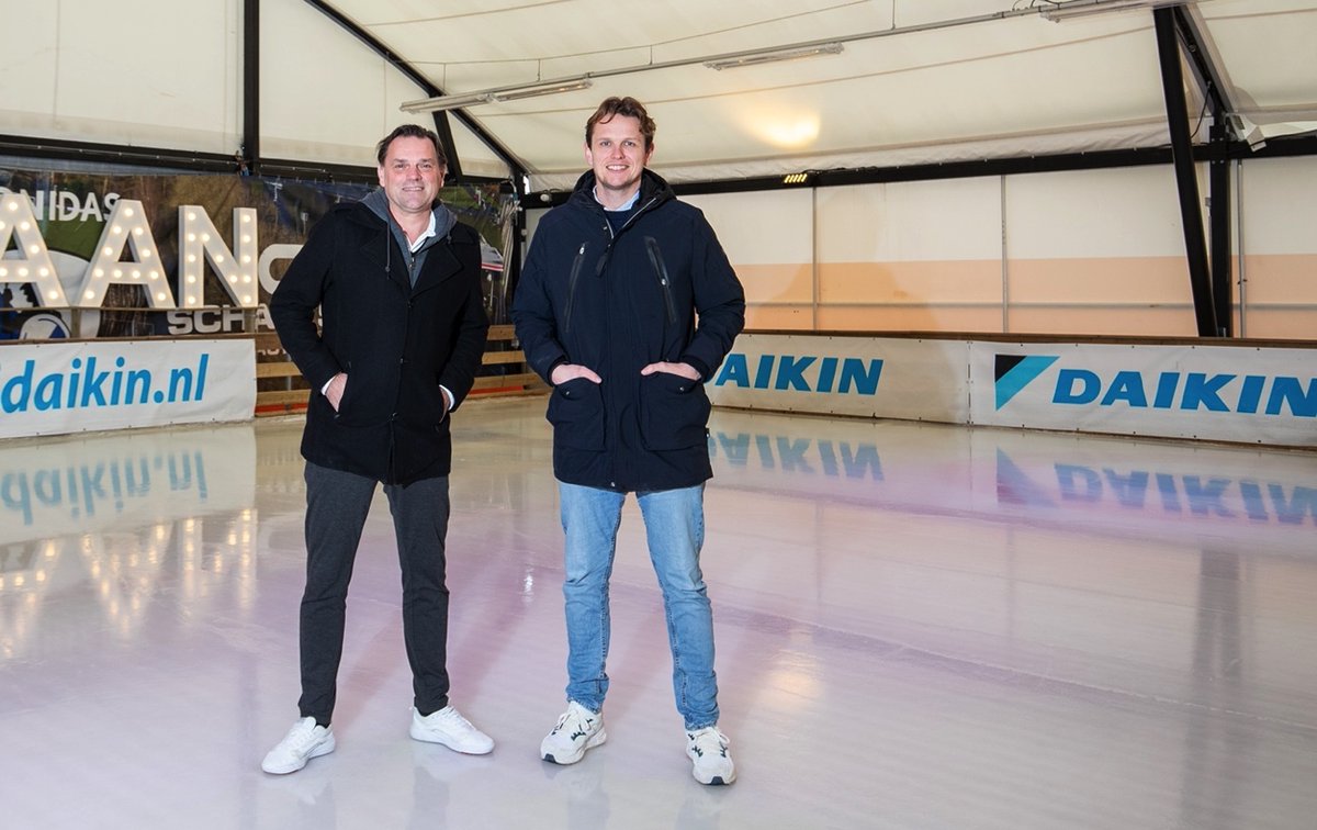 KNSB's tweet image. Schaatsbaan Rotterdam zoekt het in duurzaamheid en krijgt daarbij assistentie van zijn belangrijkste partner Daikin. Beide partijen zetten dit winterseizoen in op duurzame ijstechnologie.

Lees meer over deze samenwerking 👇
knsb.nl/nieuws/schaats…

@schaatsbaanrdam @DaikinNL