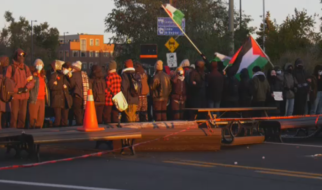 A group of pro-Palestinian demonstrators have set up a blockade on the Jacques-Cartier Bridge. 

The bridge is closed completely. #CJAD800